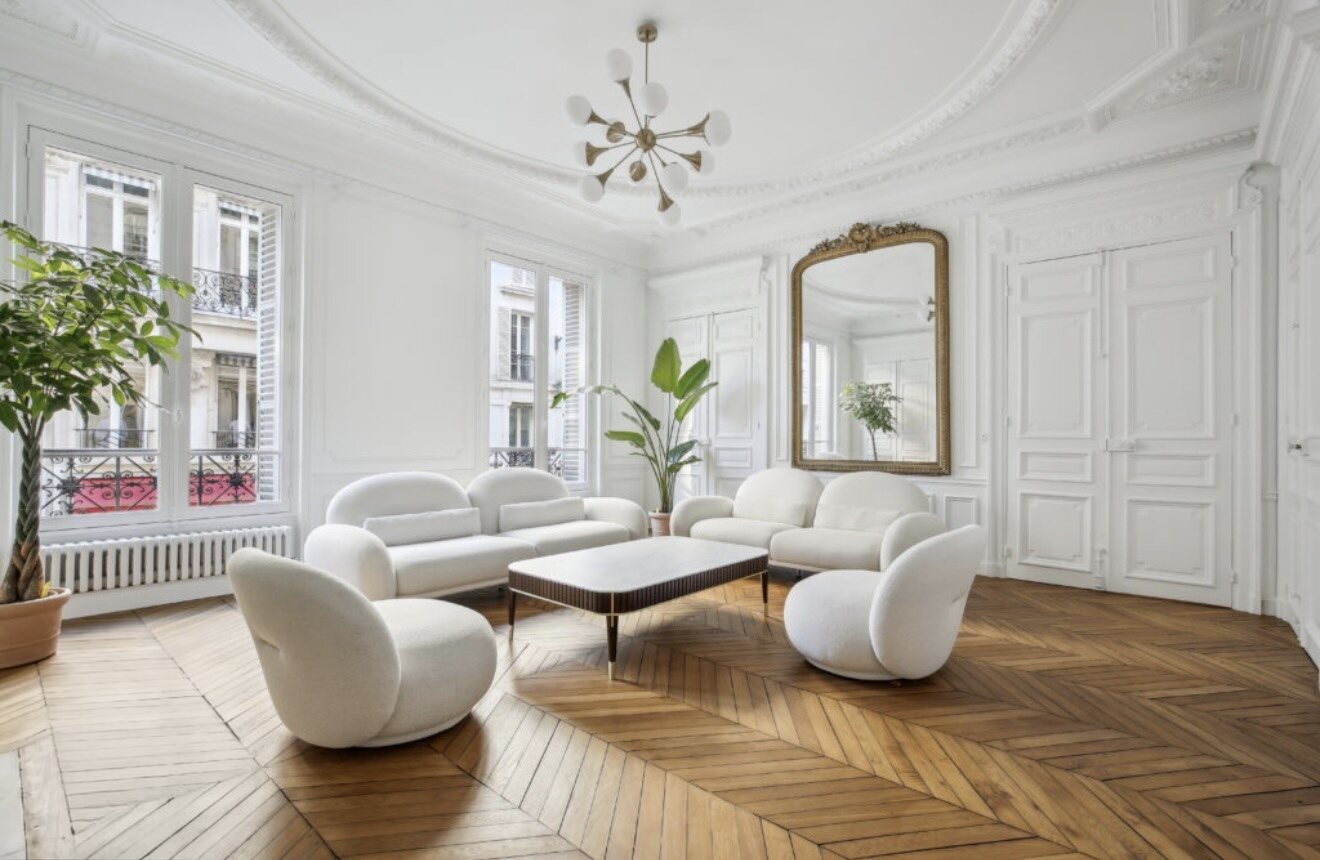 Séjour rénové par GS PROD, peinture et parquet