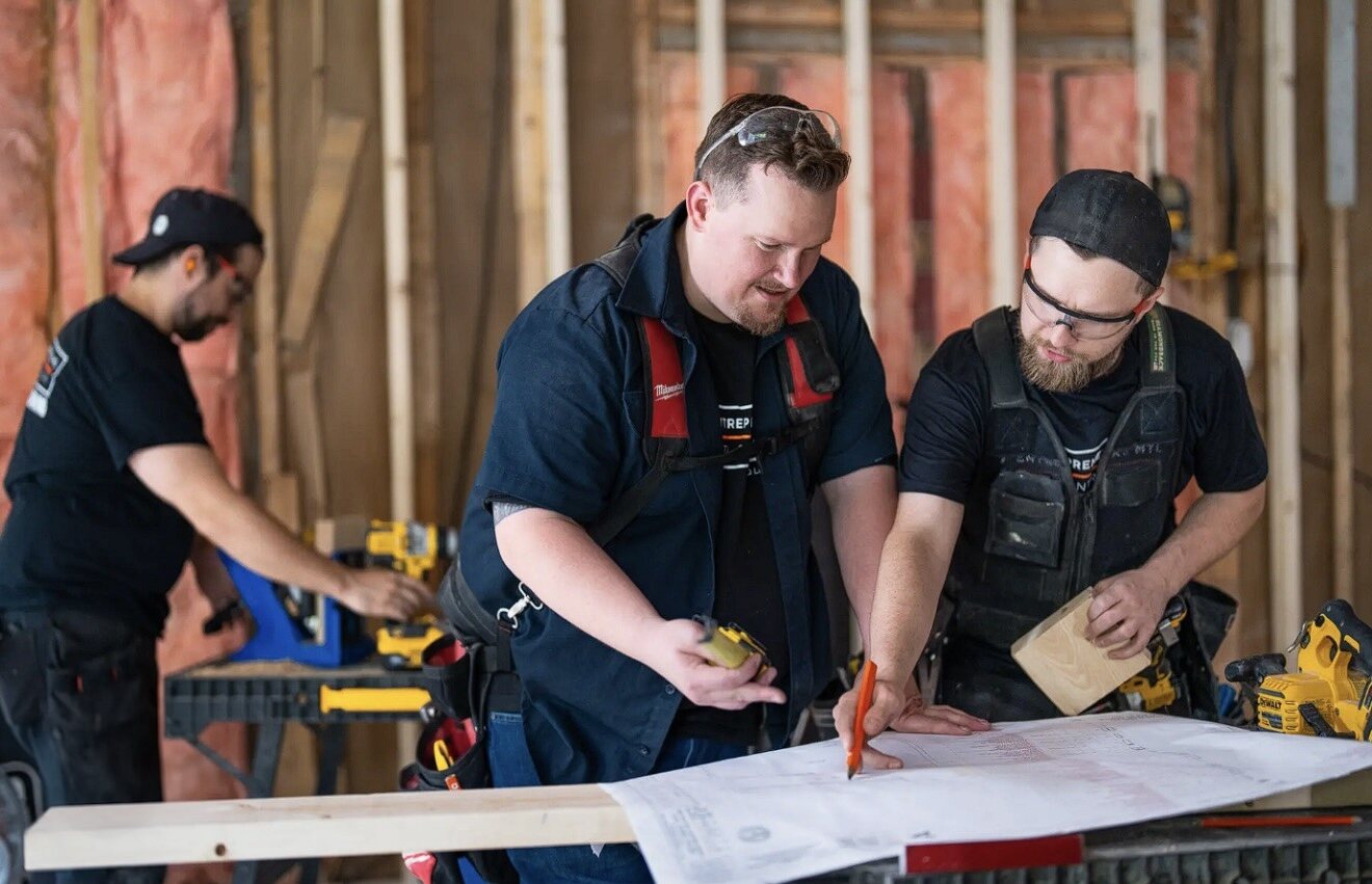 Équipe GS PROD au travail sur un chantier de rénovation